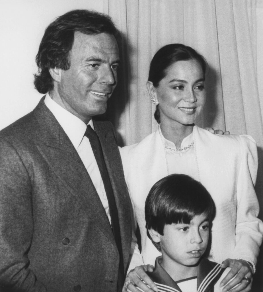 Julio Iglesias e Isabel Preysler con su hijo Enrique