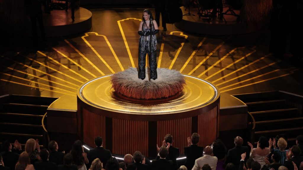 Rihanna, sobre el escenario del Dolby Theatre de Los Ángeles durante los Oscar 2023