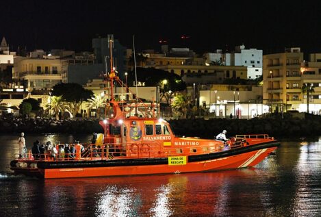 Salvamento Marítimo rescata a 37 inmigrantes en una patera al sureste de Lanzarote