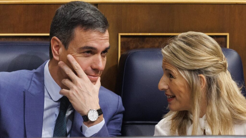 Pedro Sánchez con Yolanda Díaz en el Congreso de los Diputados