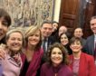 Sánchez posa con ministros del PSOE, se reúne con directivas y planta a Irene Montero