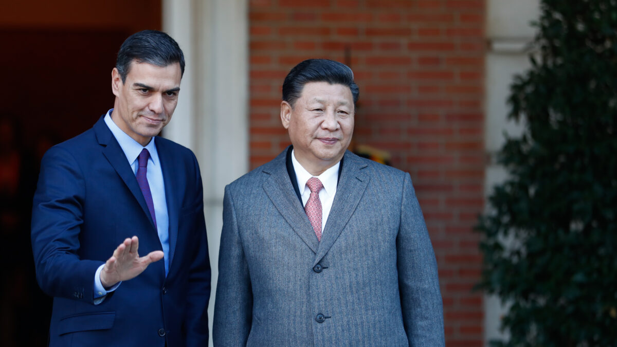 Sánchez corteja a China tras aguar la estrategia de la OTAN y proteger a Huawei y TikTok