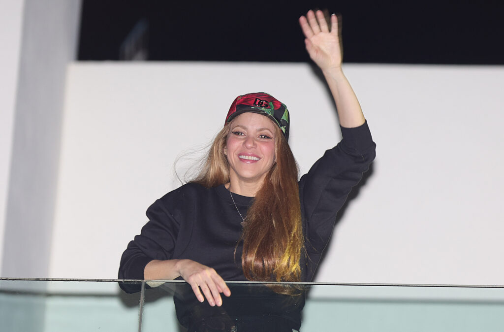 Shakira saludando a sus fans desde el balcón