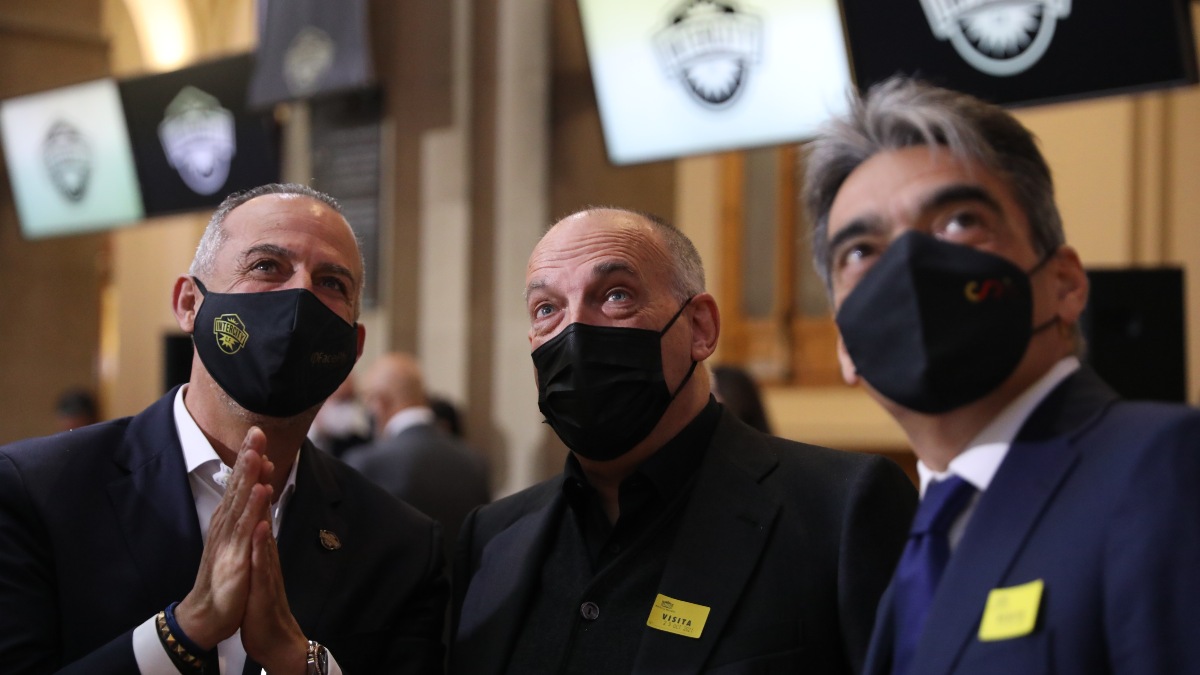 El presidente de LaLiga, Javier Tebas (c); y el ex director general de Deportes del CSD, Albert Soler. 