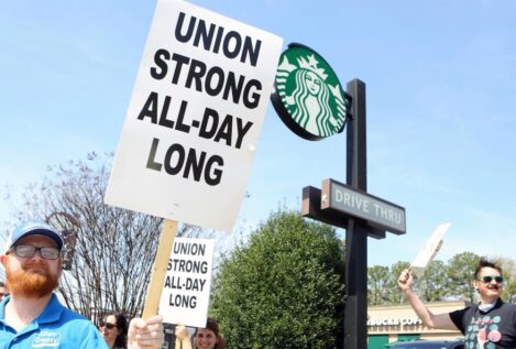 Starbucks violó la ley al tratar de frenar la sindicalización de sus empleados