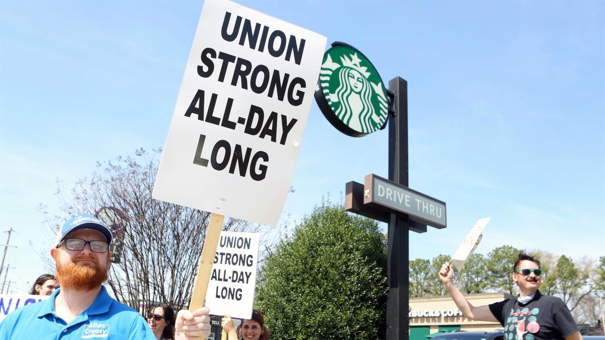 Starbucks violó la ley al tratar de frenar la sindicalización de sus empleados