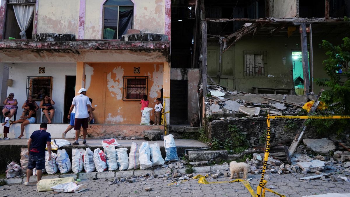 Al menos 14 muertos y 300 heridos por un terremoto de magnitud 6,7 en Ecuador