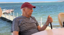 Mario Vargas Llosa, feliz y relajado en la playa en su 87 cumpleaños