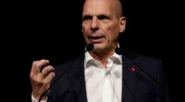 Unos encapuchados dan una paliza al ex ministro de Finanzas griego Yanis Varoufakis