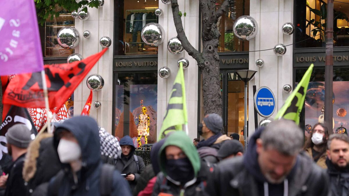 Manifestantes irrumpen en la sede de Louis Vuitton en el marco de las protestas en París