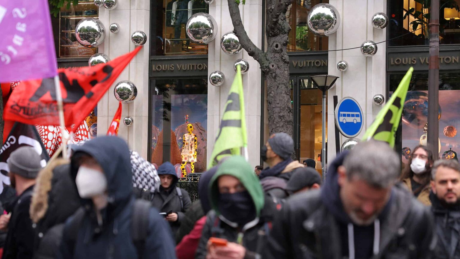 Manifestantes irrumpen en la sede de Louis Vuitton en el marco de las protestas en París