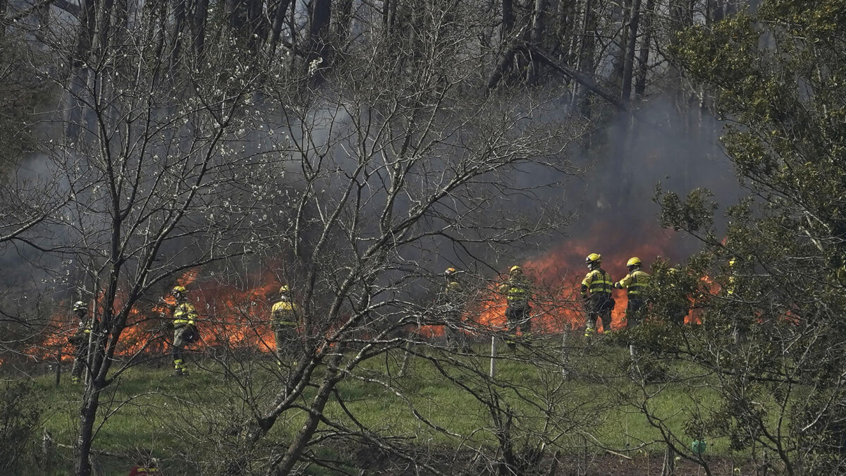 Un centenar de incendios sigue arrasando Asturias con la vista puesta en la previsión de lluvias