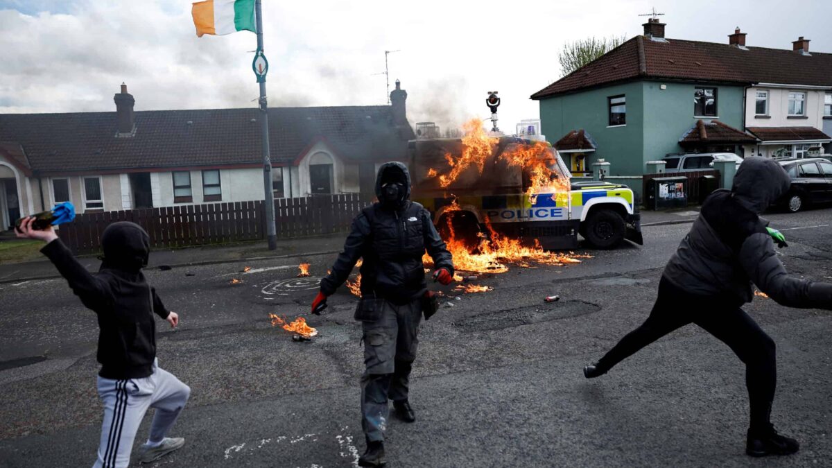 La Policía norirlandesa encuentra cuatro bombas caseras en un cementerio en Derry