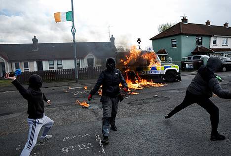 La Policía norirlandesa encuentra cuatro bombas caseras en un cementerio en Derry