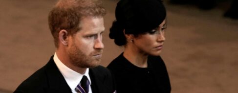 El príncipe Enrique asistirá a la coronación de Carlos III sin la compañía de Megan Markle