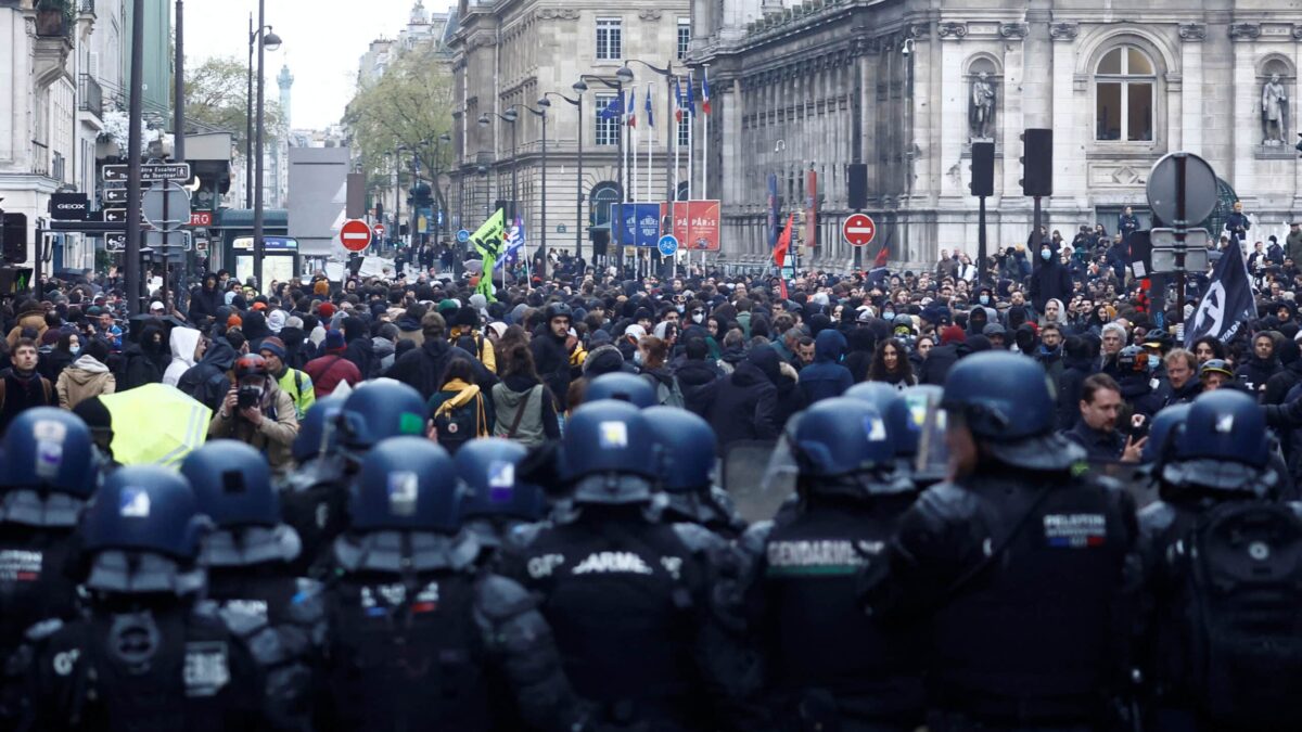 La Policía carga contra miles de manifestantes frente al Ayuntamiento de París