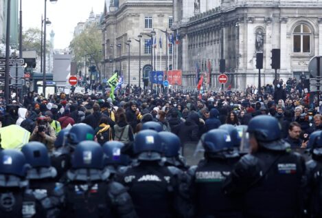 La Policía carga contra miles de manifestantes frente al Ayuntamiento de París