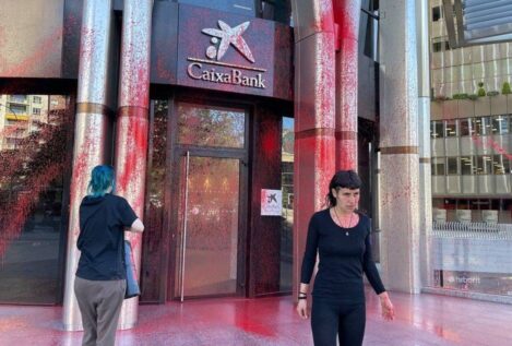 Futuro Vegetal arroja pintura roja y negra en una sucursal de CaixaBank