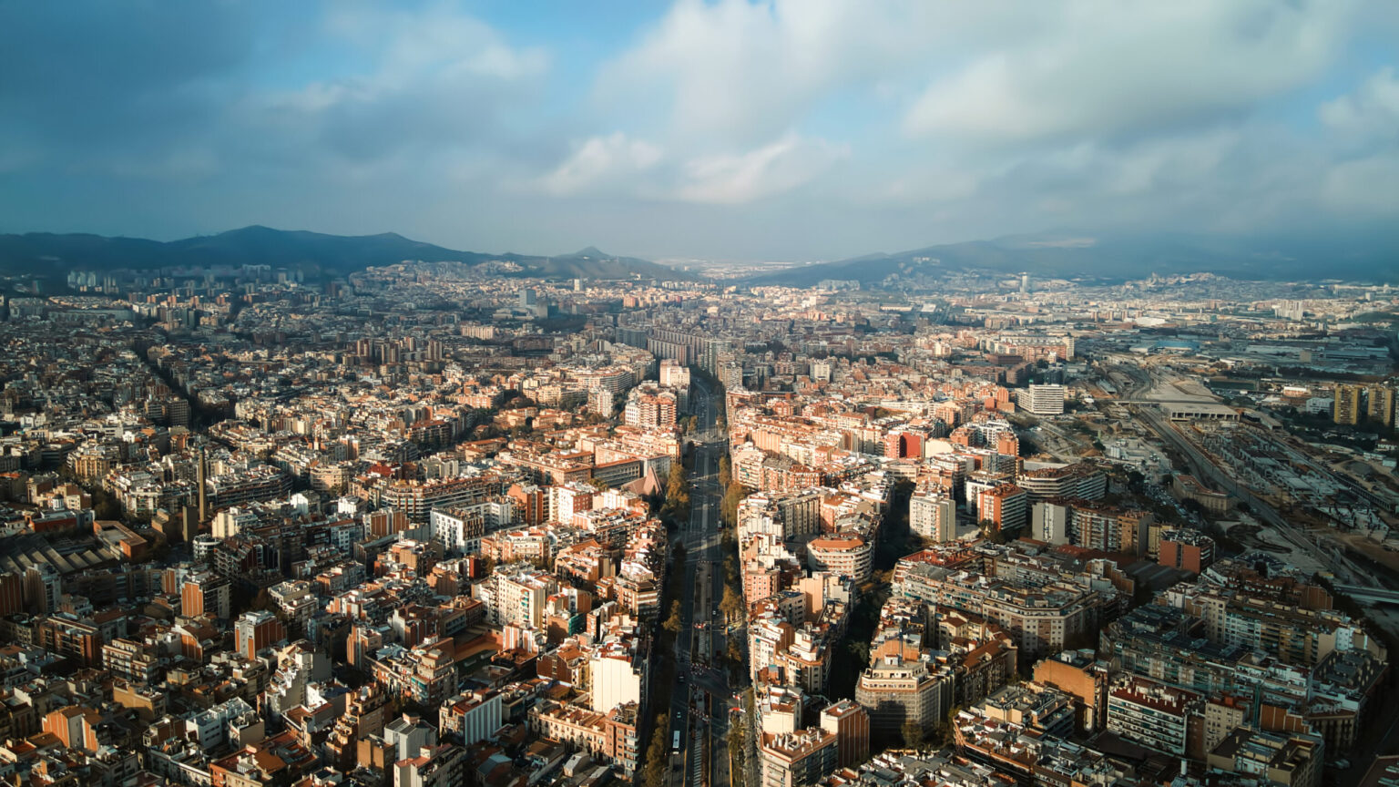 Un juez ordena al Ayuntamiento de Barcelona admitir 120 pisos turísticos por una grieta legal
