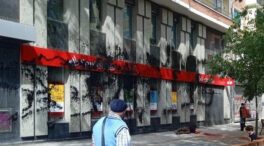 Activistas de Futuro Vegetal rocían con pintura roja y negra una sucursal del Banco Santander