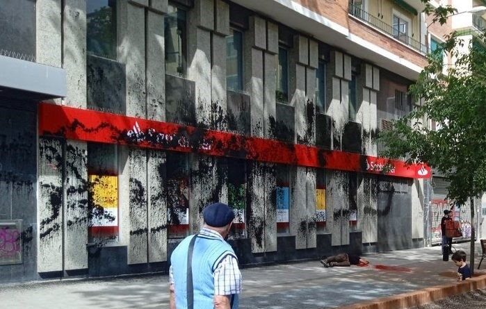 Activistas de Futuro Vegetal rocían con pintura roja y negra una sucursal del Banco Santander