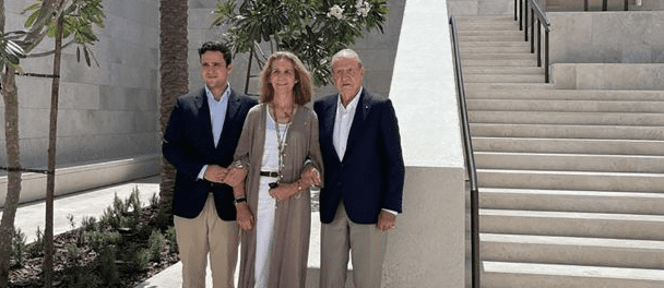 El Rey emérito recibe en Abu Dabi la visita de su hija Elena y su nieto Froilán