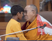 El Dalai Lama se disculpa tras pedirle a un niño que le «chupe» la lengua
