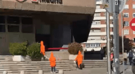 Tres personas disfrazadas de gambas protestan ante la sede de UGT en Madrid
