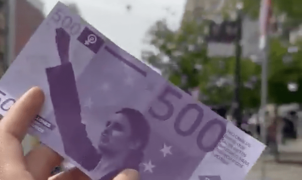 El sindicato de Vox lanza cientos de billetes con la cara de Irene Montero en la sede de Igualdad