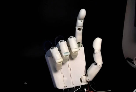 Diseñan una mano robótica para una interacción más amigable entre humano y robot