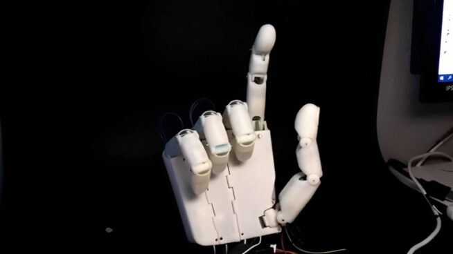 Diseñan una mano robótica para una interacción más amigable entre humano y robot