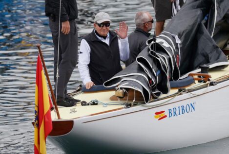 El rey Juan Carlos I sale a navegar en Sanxenxo a bordo del 'Bribón'