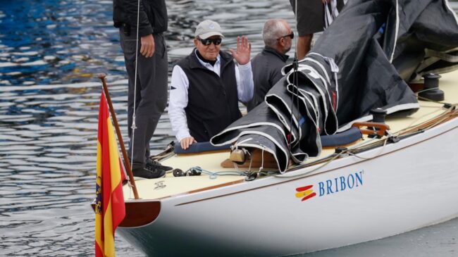 El rey Juan Carlos I sale a navegar en Sanxenxo a bordo del 'Bribón'