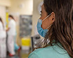 Expertos en enfermedades infecciosas abogan por quitar la mascarilla en los centros sanitarios