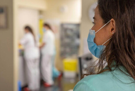 Expertos en enfermedades infecciosas abogan por quitar la mascarilla en los centros sanitarios
