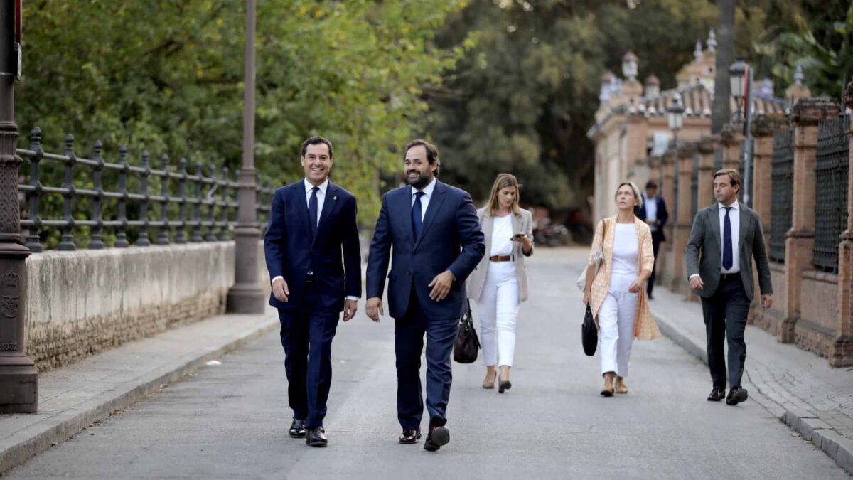 El PP tira de Juanma Moreno en Castilla-La Mancha para intentar replicar el cambio andaluz