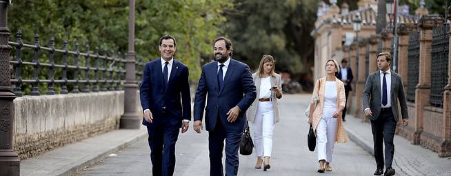 El PP tira de Juanma Moreno en Castilla-La Mancha para intentar replicar el cambio andaluz