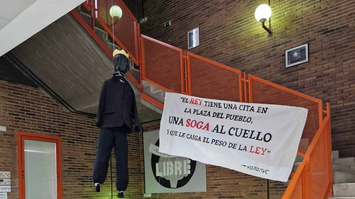 La Universidad Complutense retira un muñeco que simulaba al Rey ahorcado