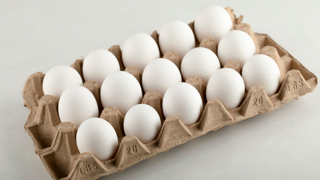 Huevos de gallina en un cartón