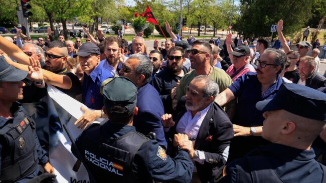 La Policía carga contra falangistas en el entierro de Primo de Rivera y detiene a tres