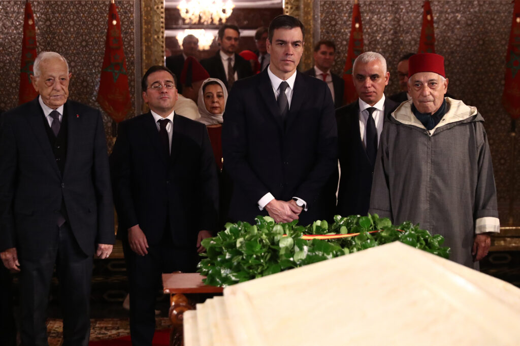 Pedro Sánchez visita el Mausoleo de Mohamed V durante su viaje a Marruecos el pasado mes de febrero.