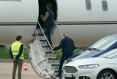 El rey Juan Carlos I llega en avión a Abu Dabi tras su viaje de seis días en España