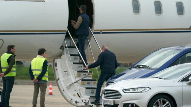 El rey Juan Carlos I llega en avión a Abu Dabi tras su viaje de seis días en España