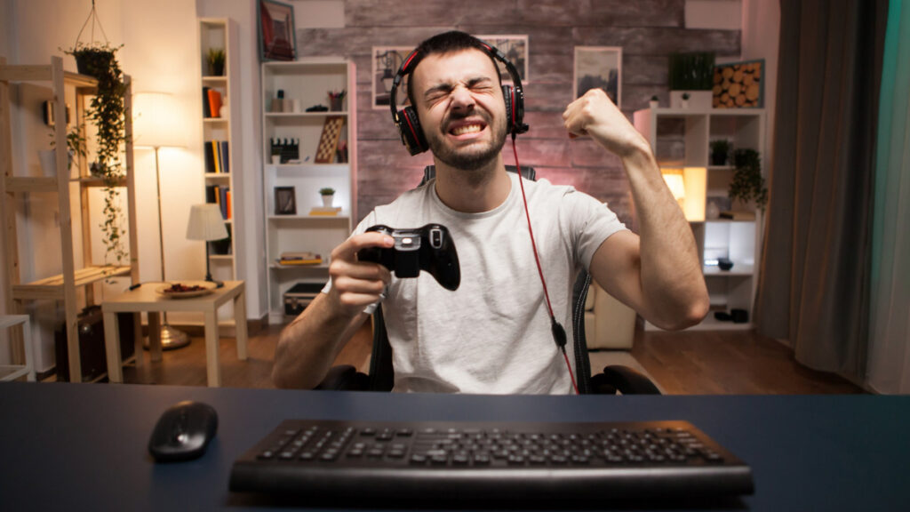 Un gamer jugando a un videojuego competitivo