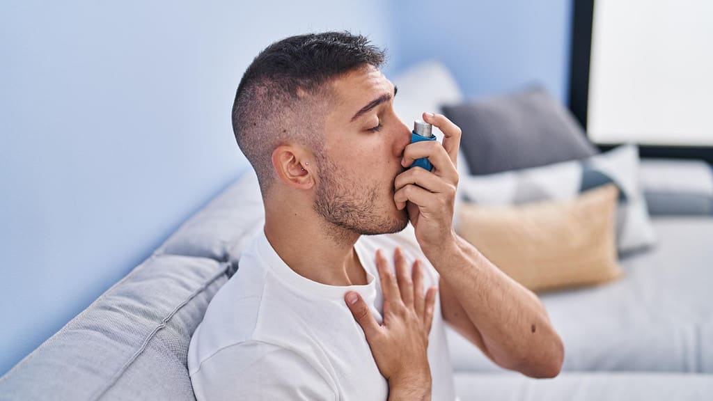 Un hombre utiliza un broncodilatador para controlar el asma
