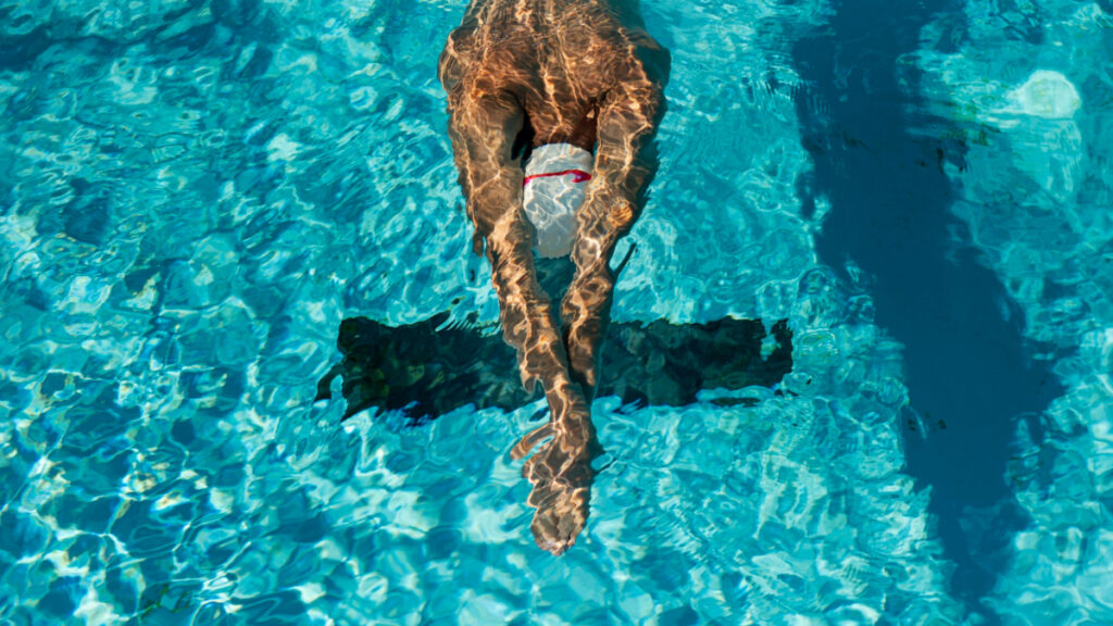 Un hombre nadando