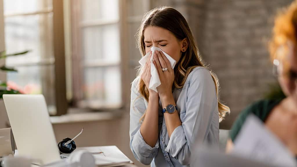 Una mujer joven sufre una reacción alérgica