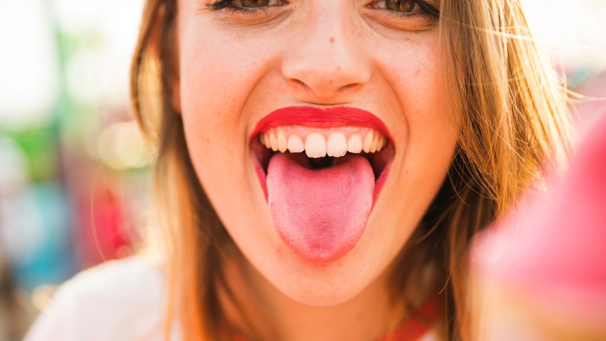 Una mujer saca la lengua