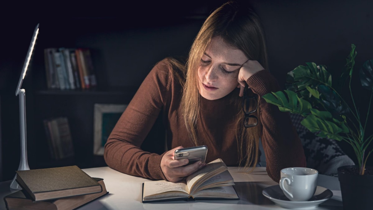 Una mujer utiliza el teléfono móvil de noche