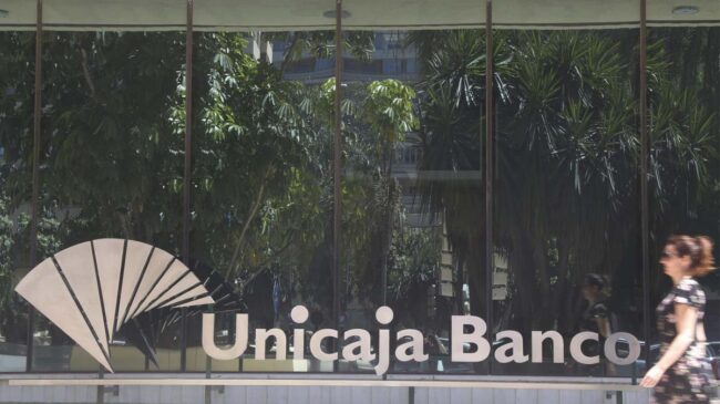 Santalucía respalda a Unicaja Banco tras la salida de Oceanwood y llega al 3,5% del capital